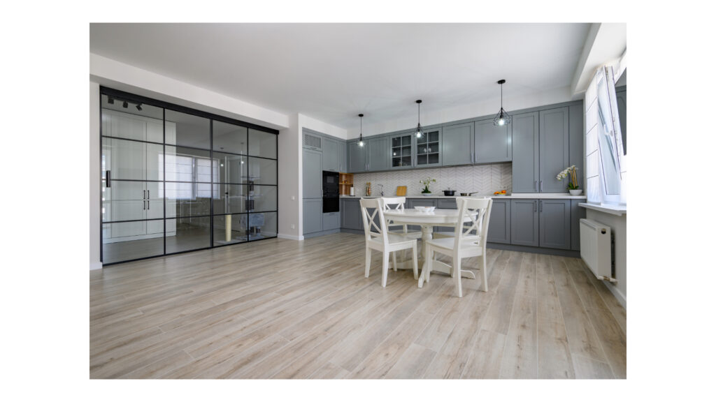 cocina decorada con suelo laminado